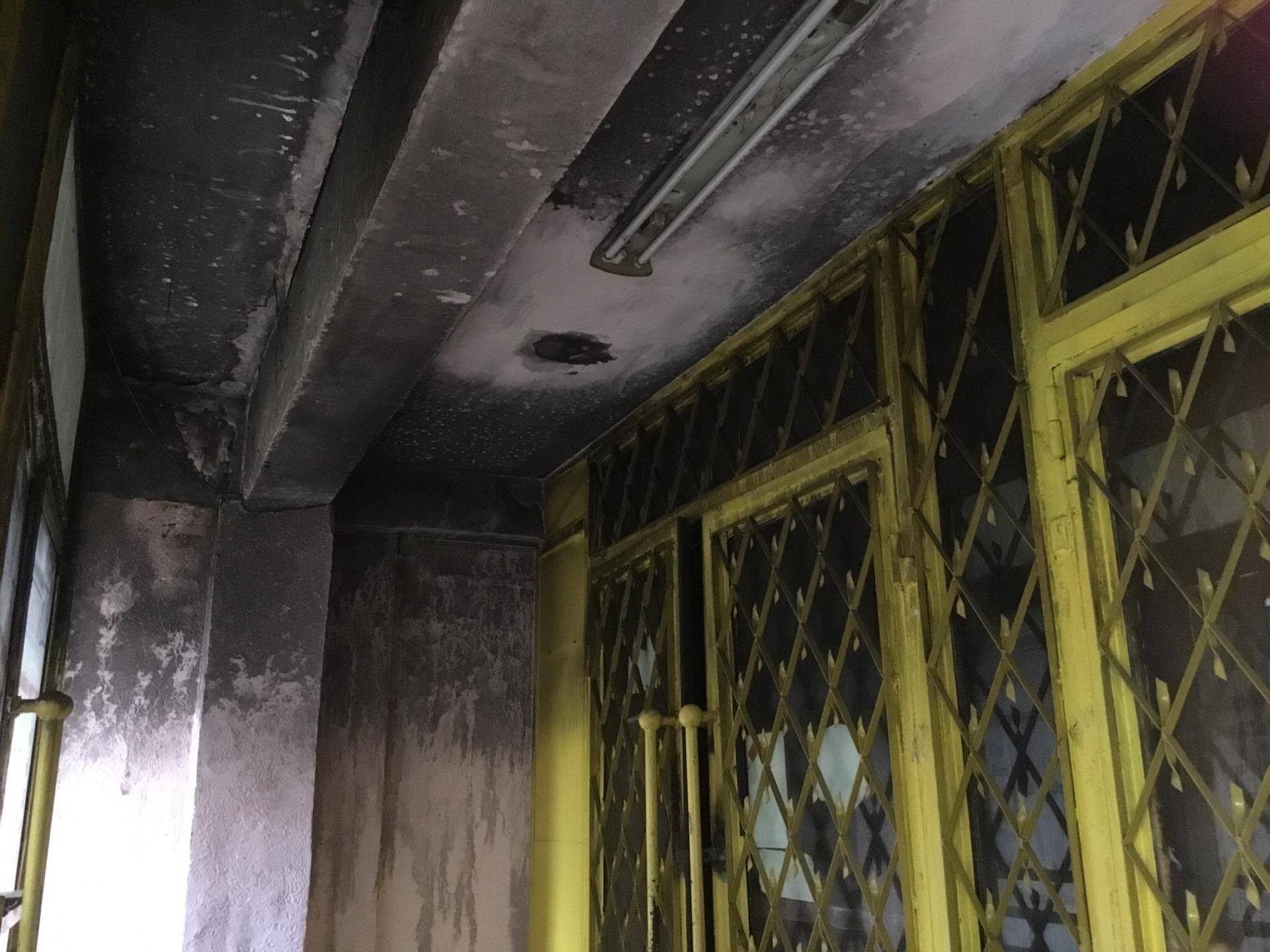 З будівлі, де горів секонд-хенд, рятувальники евакуювали 76 людей З будівлі, де горів секонд-хенд, рятувальники евакуювали 76 людей