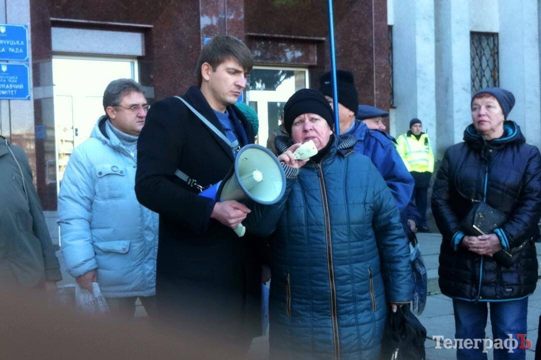 Возле мэрии в Кременчуге – пикет против повышения тарифов «Теплоэнерго» Возле мэрии в Кременчуге – пикет против повышения тарифов «Теплоэнерго»