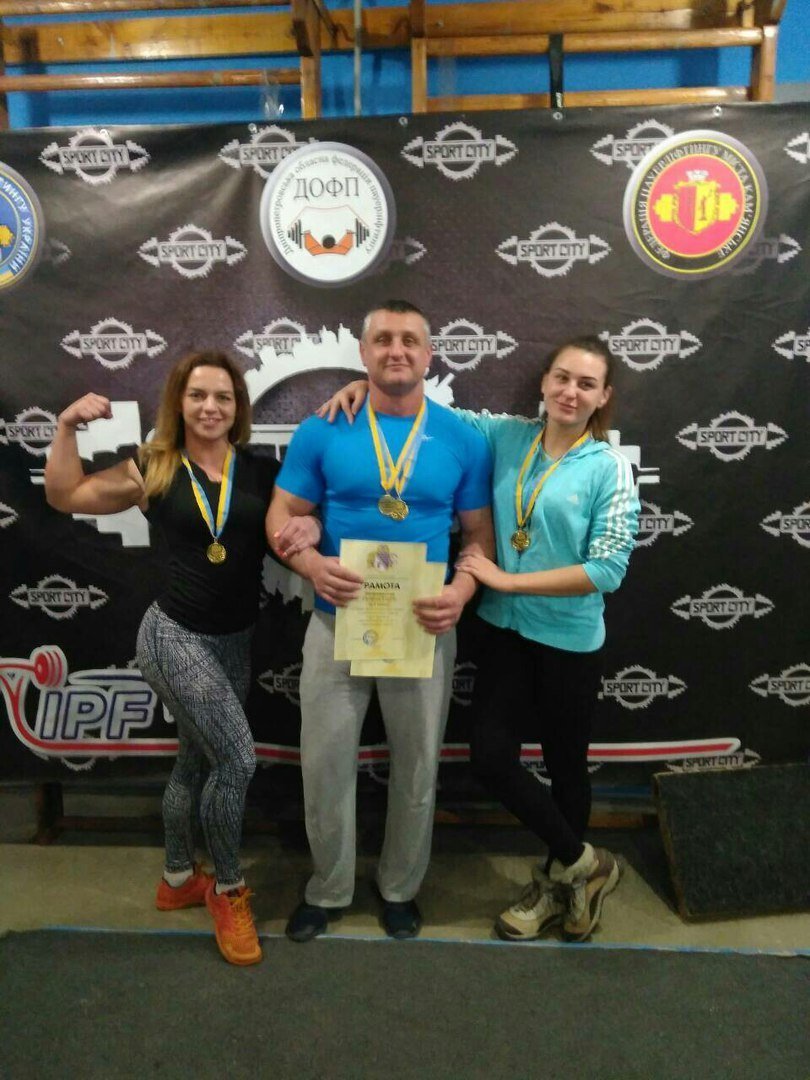 Богатирі та амазонки тягали залізо у Кременчуці Богатирі та амазонки тягали залізо у Кременчуці