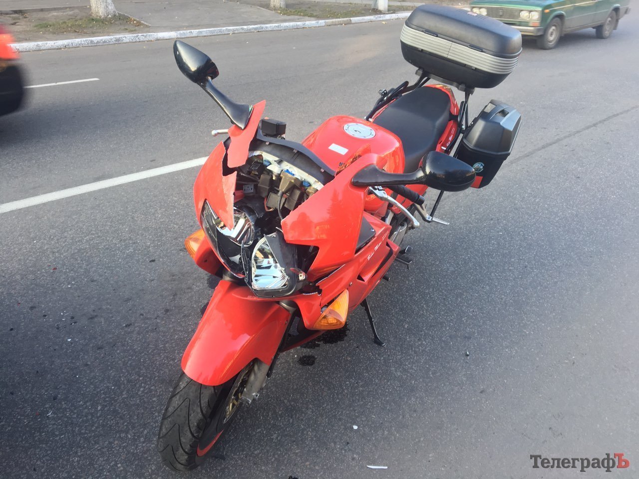 В Кременчуге мотоциклист «догнал» Mercedes В Кременчуге мотоциклист «догнал» Mercedes