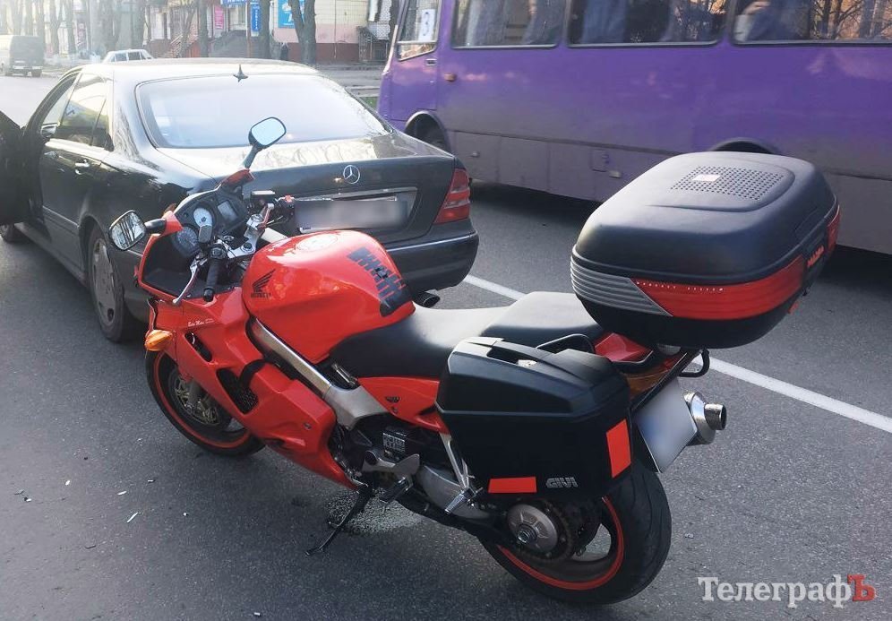 В Кременчуге мотоциклист «догнал» Mercedes В Кременчуге мотоциклист «догнал» Mercedes