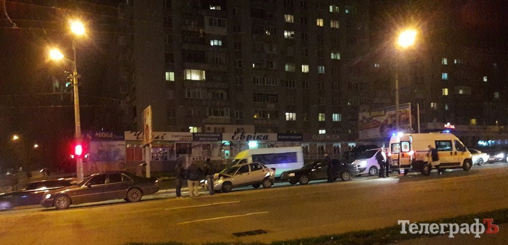 В Кременчуге в районе водоканала смяли «ВАЗ»: приехала «скорая» В Кременчуге в районе водоканала смяли «ВАЗ»: приехала «скорая»