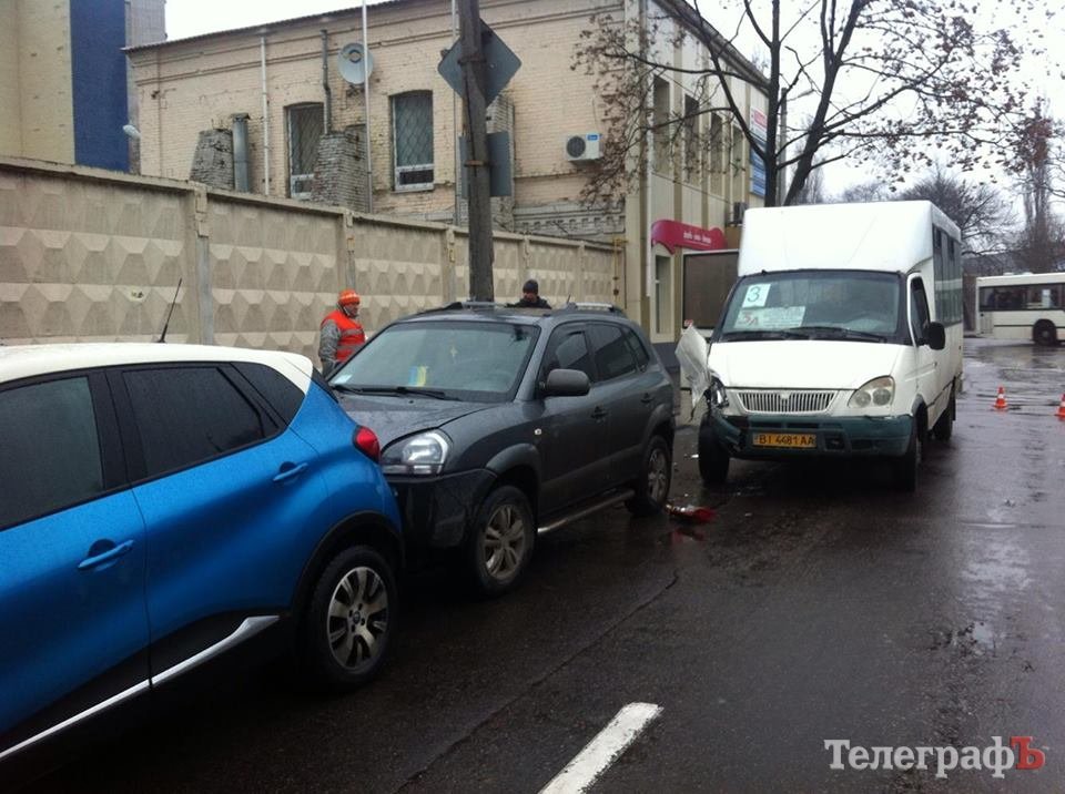 GTA по-кременчугски: водитель маршрутки №3-а врезался в троллейбус, маршрутку и три легковушки GTA по-кременчугски: водитель маршрутки №3-а врезался в троллейбус, маршрутку и три легковушки