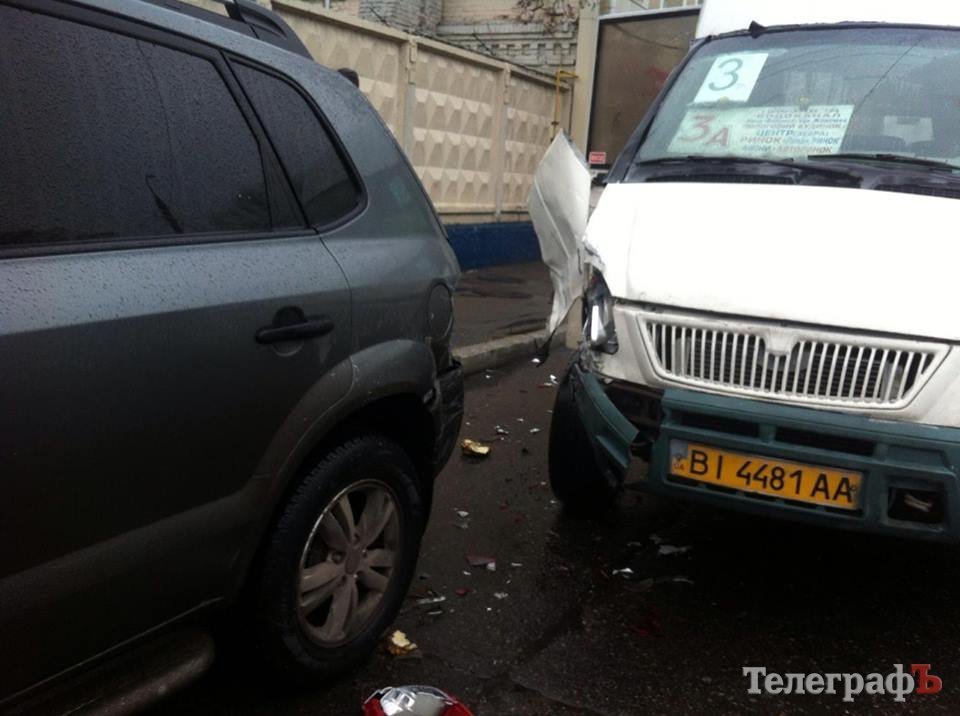 GTA по-кременчугски: водитель маршрутки №3-а врезался в троллейбус, маршрутку и три легковушки GTA по-кременчугски: водитель маршрутки №3-а врезался в троллейбус, маршрутку и три легковушки