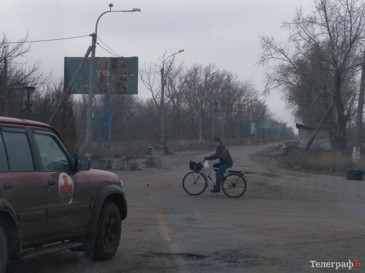 Гаряча промзона: як місцеві мешканці живуть пліч-о-пліч з військовими Гаряча промзона: як місцеві мешканці живуть пліч-о-пліч з військовими