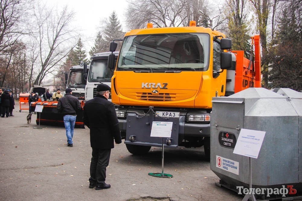 Кременчугские машиностроители похвастались коммунальной техникой в надежде, что ее купят Кременчугские машиностроители похвастались коммунальной техникой в надежде, что ее купят