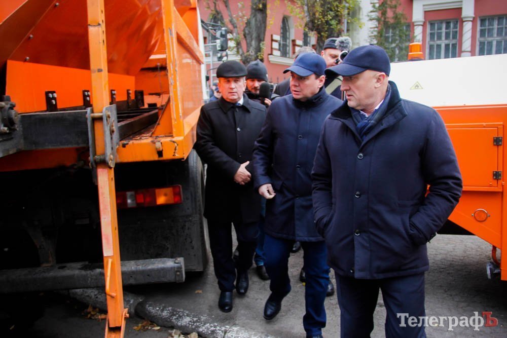 Кременчугские машиностроители похвастались коммунальной техникой в надежде, что ее купят Кременчугские машиностроители похвастались коммунальной техникой в надежде, что ее купят