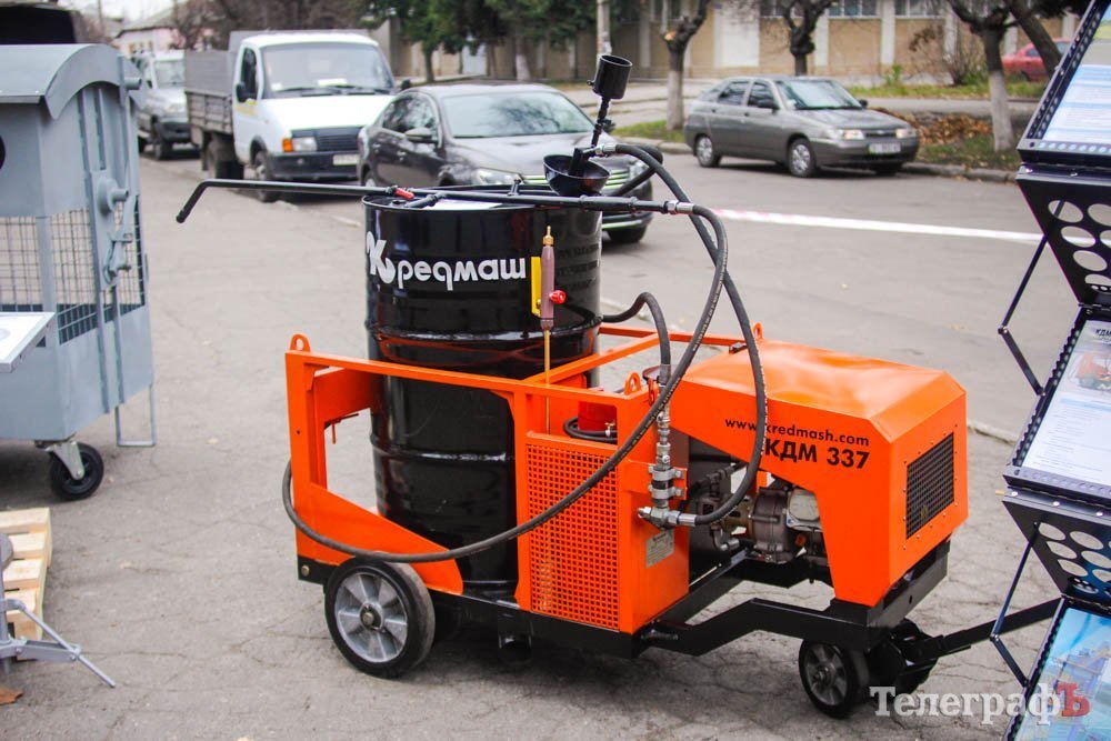 Кременчугские машиностроители похвастались коммунальной техникой в надежде, что ее купят Кременчугские машиностроители похвастались коммунальной техникой в надежде, что ее купят