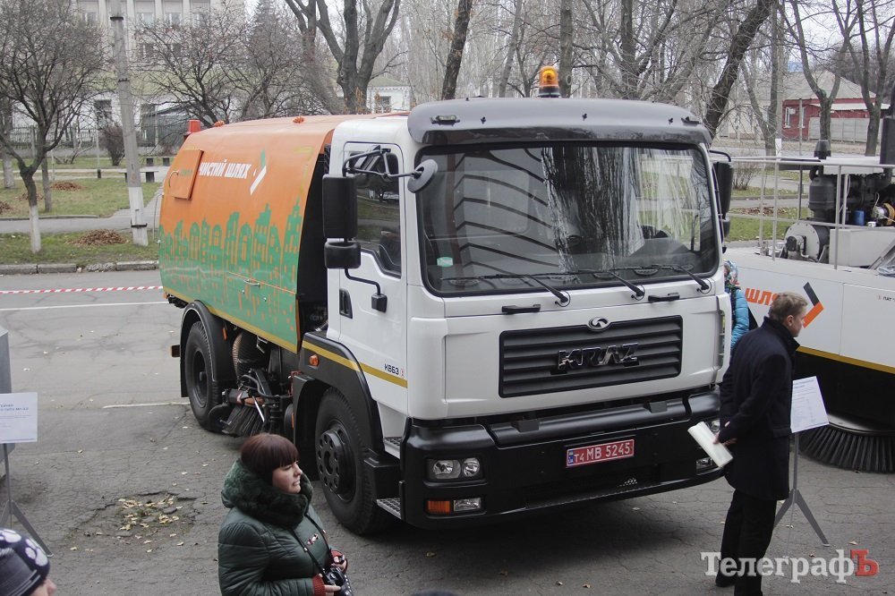 Кременчугские машиностроители похвастались коммунальной техникой в надежде, что ее купят Кременчугские машиностроители похвастались коммунальной техникой в надежде, что ее купят