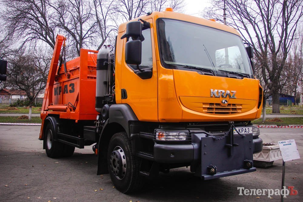 Кременчугские машиностроители похвастались коммунальной техникой в надежде, что ее купят Кременчугские машиностроители похвастались коммунальной техникой в надежде, что ее купят