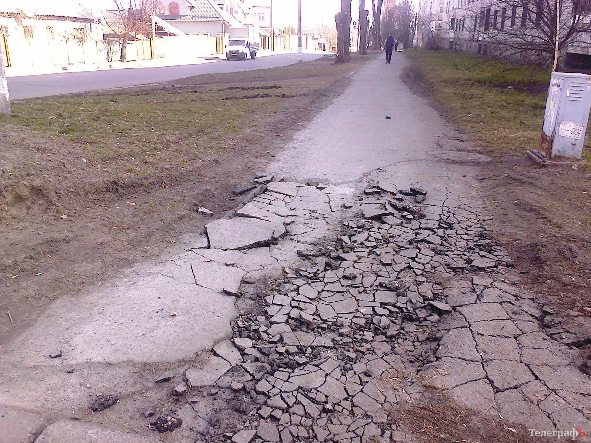 Наблагоустроили: на Молодёжном коммунальники убирают листья и крушат асфальт Наблагоустроили: на Молодёжном коммунальники убирают листья и крушат асфальт