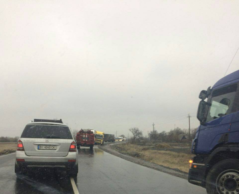 На трассе Кременчуг-Полтава обочины «приняли» несколько фур На трассе Кременчуг-Полтава обочины «приняли» несколько фур