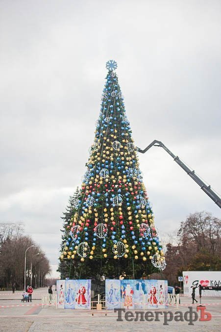 Фотофакт: главная ёлочка Кременчуга во всей красе Фотофакт: главная ёлочка Кременчуга во всей красе