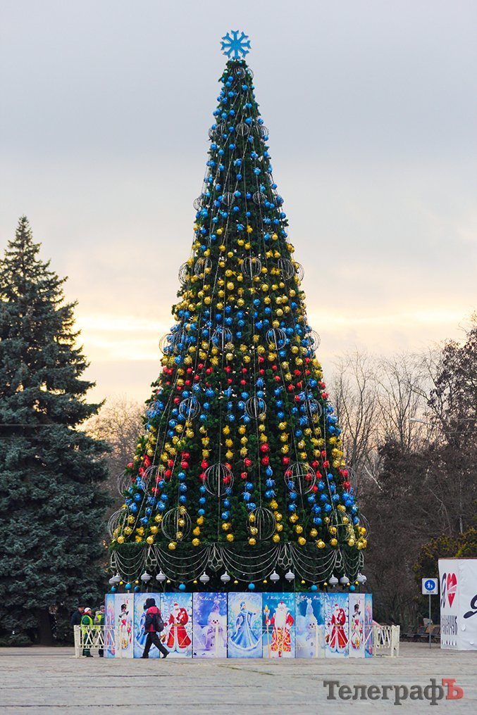 Фотофакт: главная ёлочка Кременчуга во всей красе Фотофакт: главная ёлочка Кременчуга во всей красе