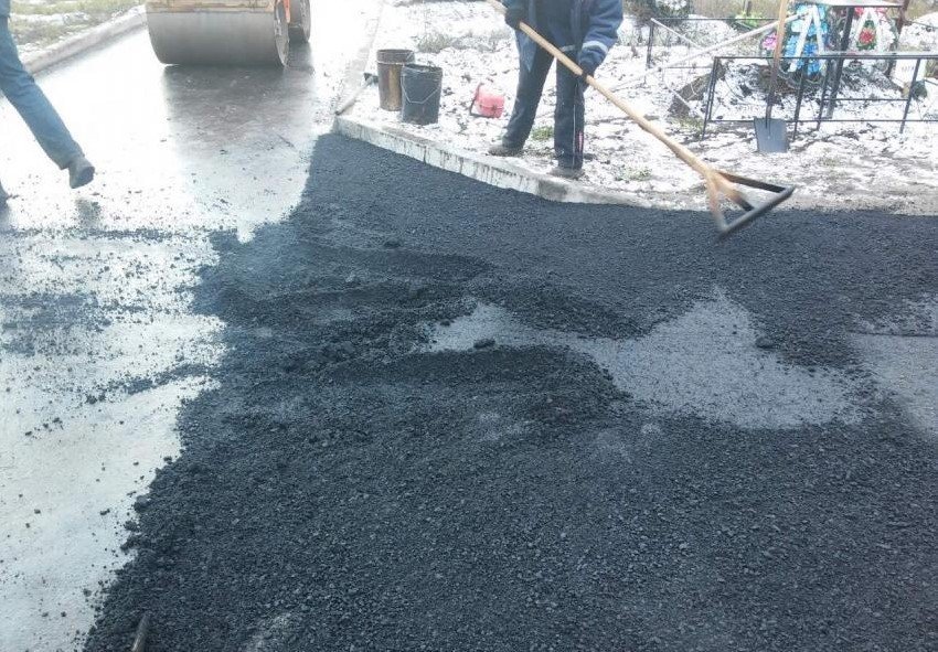 На Свиштовском кладбище укладывают асфальт На Свиштовском кладбище укладывают асфальт