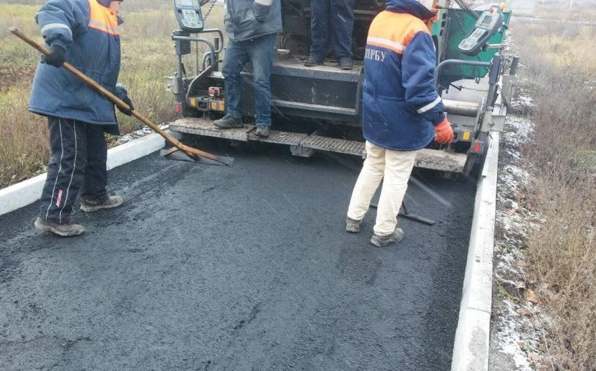 На Свиштовском кладбище укладывают асфальт На Свиштовском кладбище укладывают асфальт