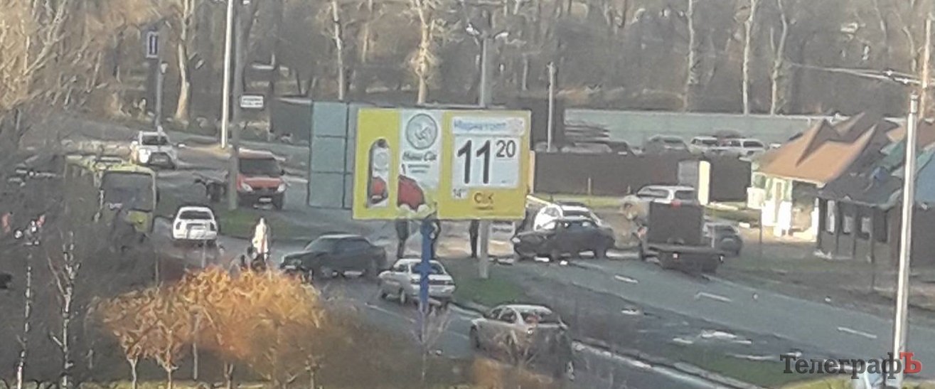 В Кременчуге столкнулись три автомобиля: есть пострадавшие В Кременчуге столкнулись три автомобиля: есть пострадавшие