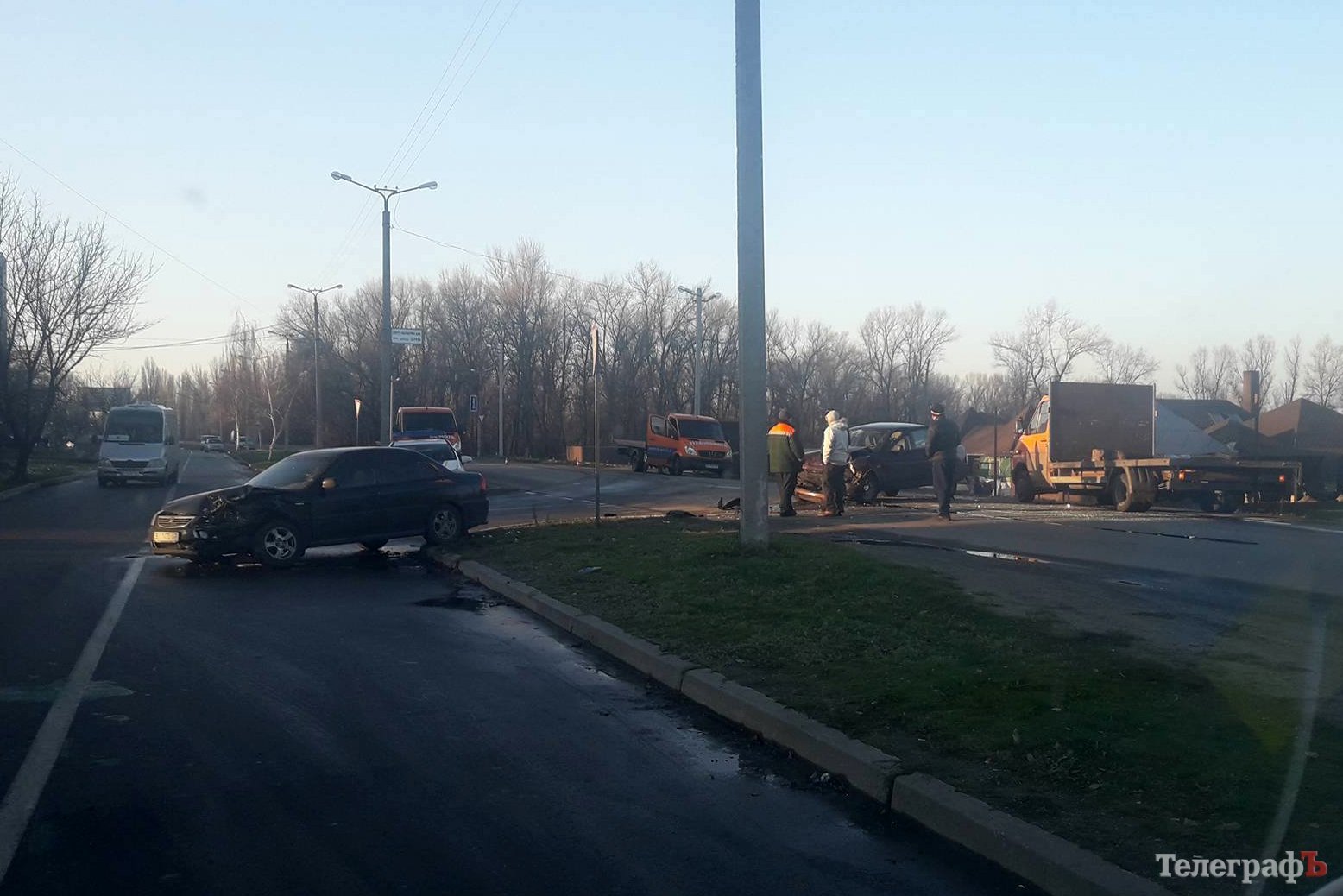 В Кременчуге столкнулись три автомобиля: есть пострадавшие В Кременчуге столкнулись три автомобиля: есть пострадавшие