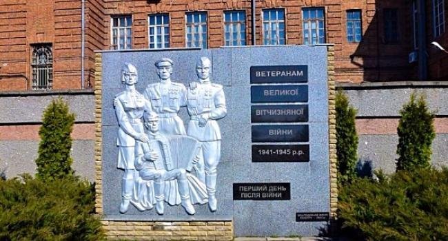 Стелу на площі Перемоги у Кременчуці реконструювали та осучаснили Стелу на площі Перемоги у Кременчуці реконструювали та осучаснили