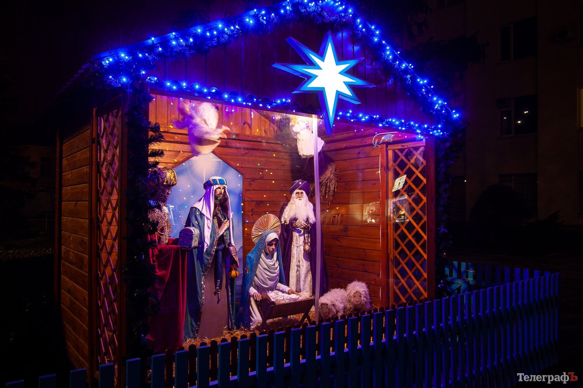 У Кременчуці можна помилуватися різдвяними вертепами, які представляють народження Христа - ось цей-біля ялинки«Кредмашу»