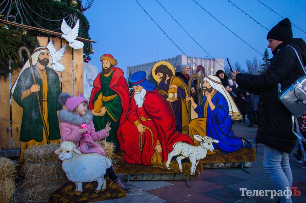 А цей вже традиційно радує містян біля головної ялинки