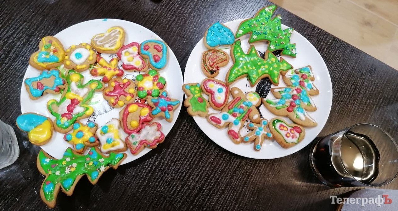 У родинному колі можна спекти та розфарбувати пряники, глазур продається у магазинах. Приємно дарувати такі солодощі близьким