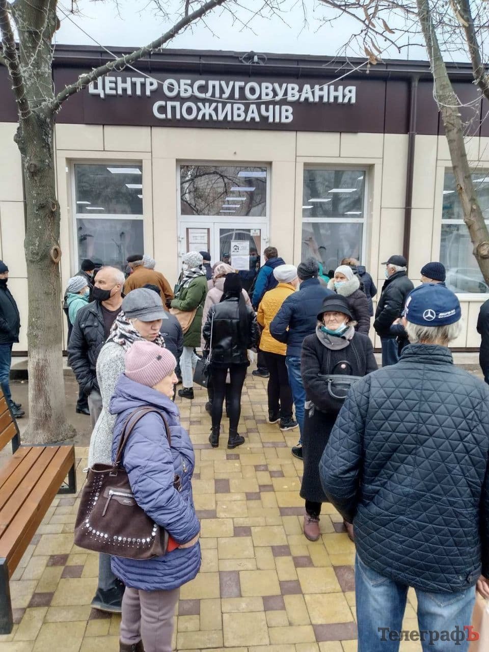19.11.21. Люди годинами стоять до ЦОС «Кременчукгаз», вимагаючи перерахунків