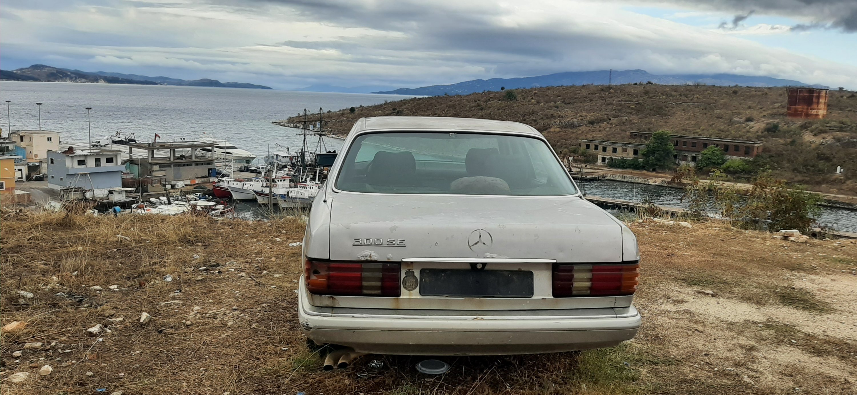 Внизу – заброшенная военная база. Напоминание о том, что когда-то Албания готовилась воевать чуть ли не со всем миром. Но враг так и не пришёл