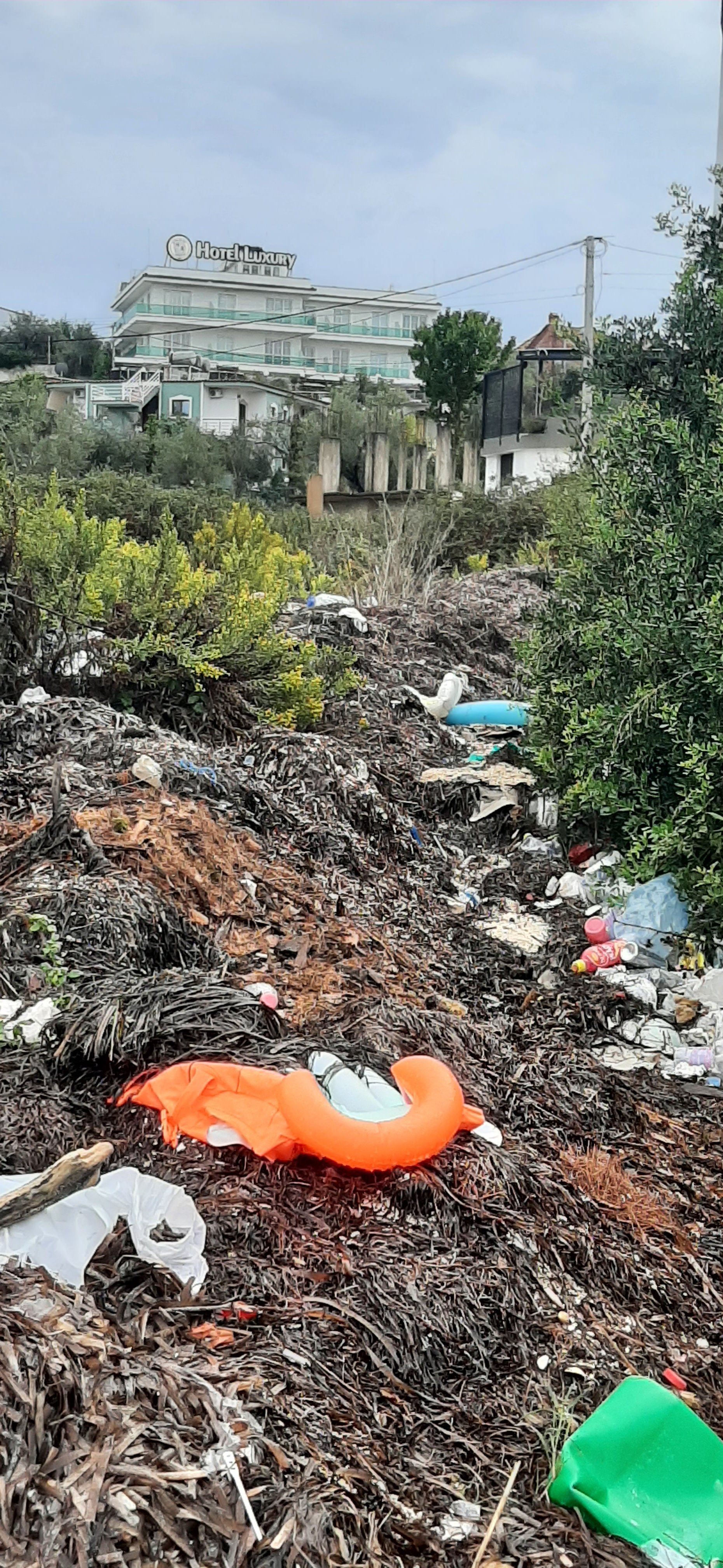 Под фото: Типичная Албания: лакшери отель в окружении мусорок. Все обочины в Албании — как мусорки. И неудивительно. При нас прямо во время езды автобусом открыли двери и выбросили пару пакетиков. Оказывается, в автобусах из раздают детям и тому, кому может стать плохо. Если что, все выбрасывают по дороге.