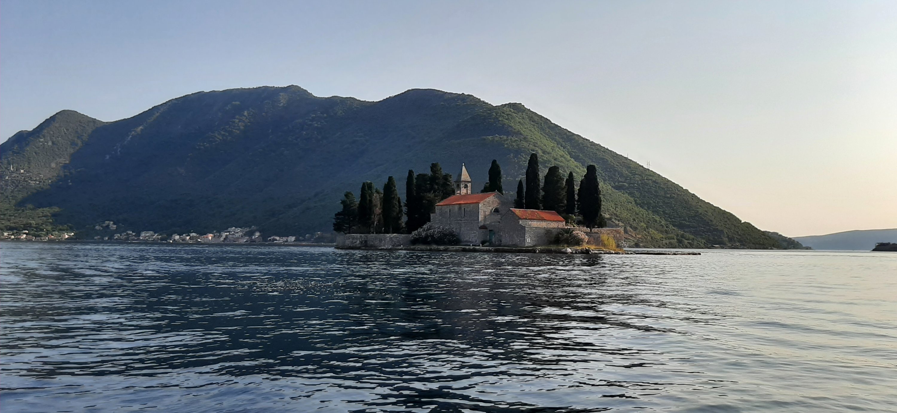 Городок с милозвучным названием Пераст — это сказка. Самый красивый на побережье. Возле него два островка. На одном — бенедиктинское аббатство, первые упоминания о котором датированы 1166 годом.