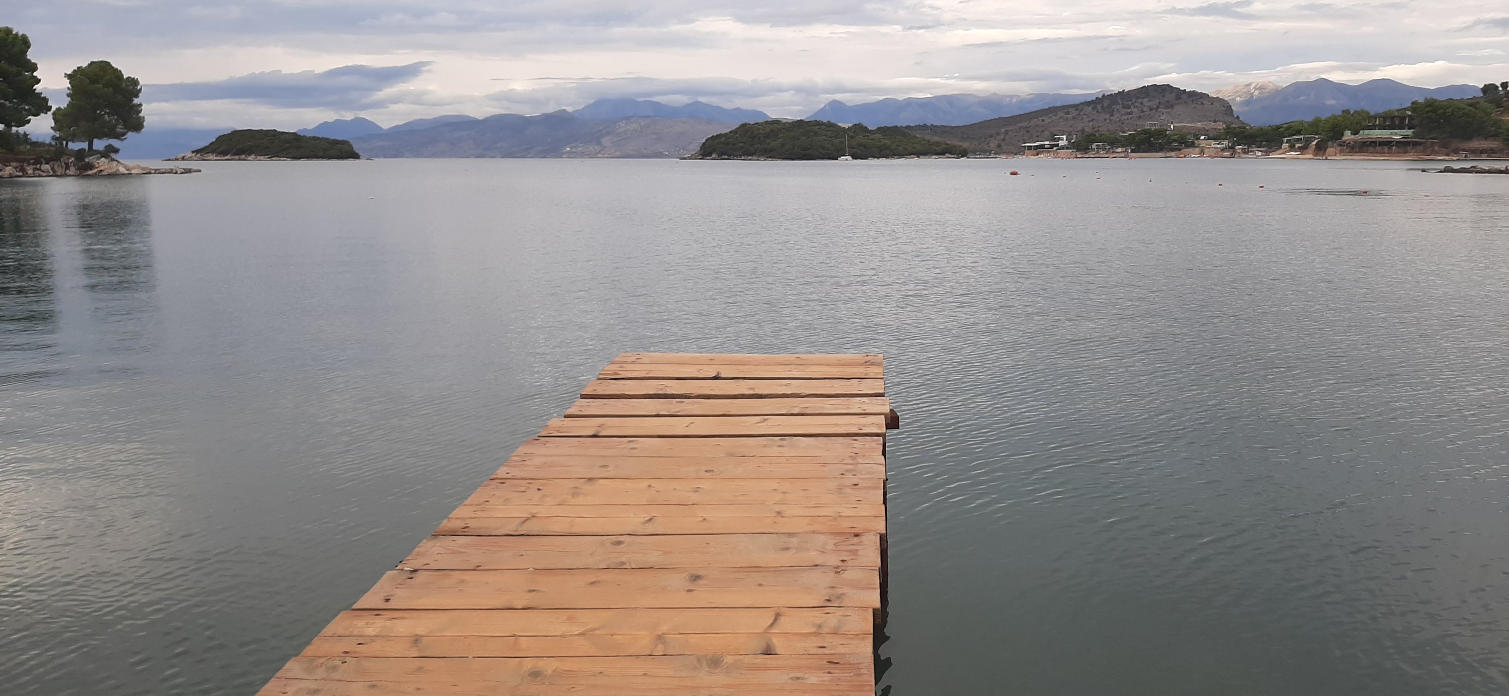 Под фото: Если загуглить слово “Албания”, то, скорее всего, первым гугл выдаст фото именно этого пляжа. В солнечную погоду летом тут просто Мальдивы. Это Ионическое море. Граница Албании с Грецией. Ксамиль — один из курортов, куда возят на морской отдых. Крошечный, не отличающийся инфраструктурой посёлок с красивыми пляжами. Прямо по курсу — остров Корфу.