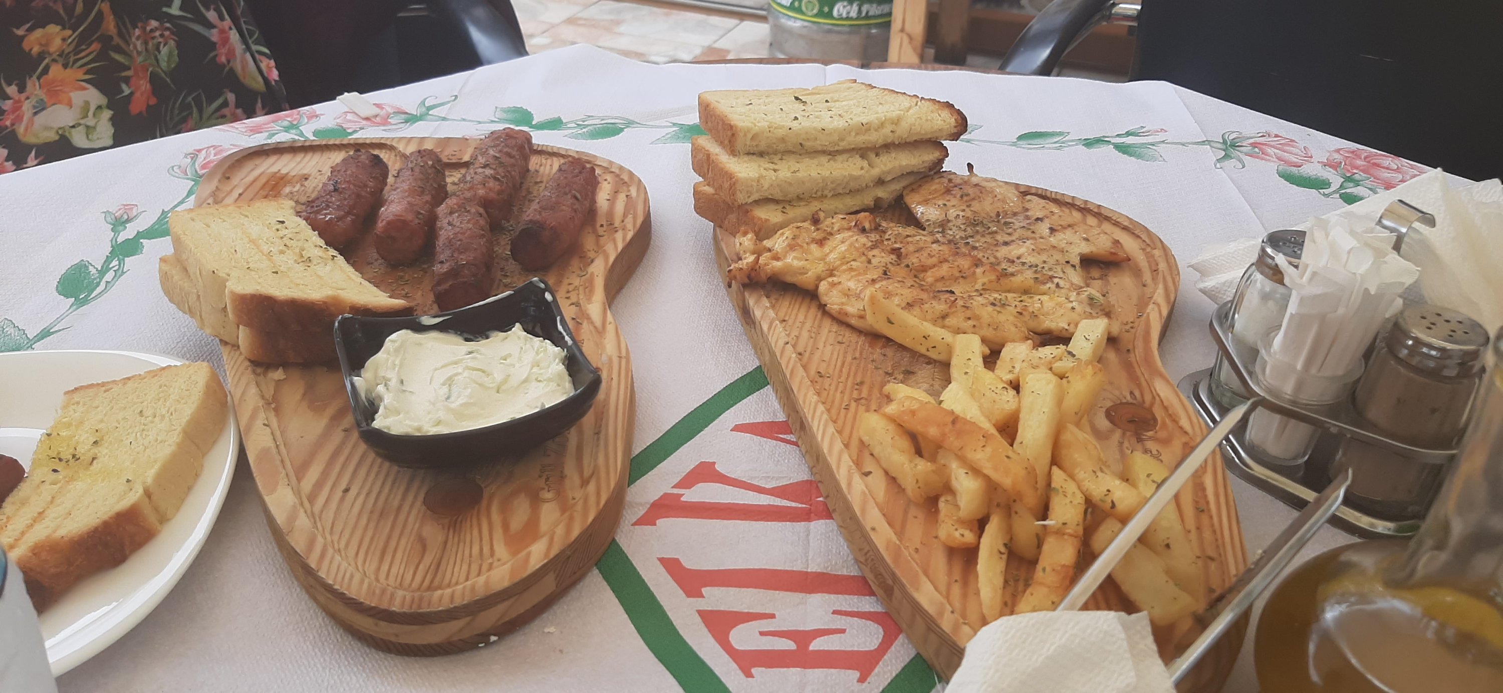 Под фото: Албанские рестораны: дешевле только даром. Представим себе кафе у самого синего моря где-нибудь в Одессе. Закажем суп, целую куриную грудку с грибами и рисом, пиво и капучино. Сколько в итоге заплатим? Правильно, оставим половину среднестатистической зарплаты. Но в Албании такой ресторанчик на набережной Саранды обошелся всего в 150 грн. Отправимся на соседний известный курорт и отведаем в кафе жареных колбасок, курицу с картошкой фри, салат с местным сыром, гренки, возьмем пива. Этот праздник жизни тоже 150 грн, включая чаевые.