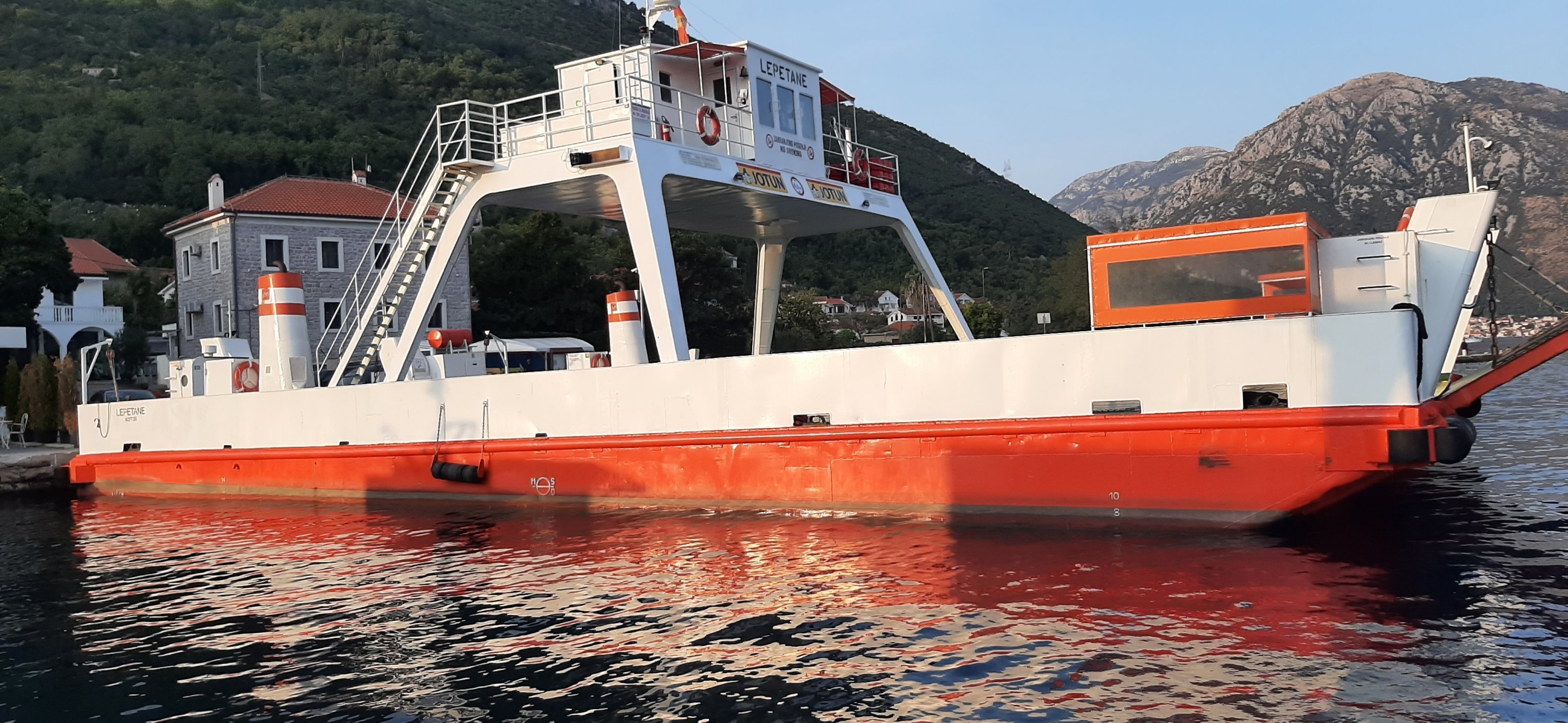 Под фото: Паромчик, который катает бесплатно. Но только пешеходов. Благодаря ему в Боко-Которской бухте можно сэкономить часа два времени на дорогу. Катайся хоть целый день: бесплатная экскурсия по заливу.