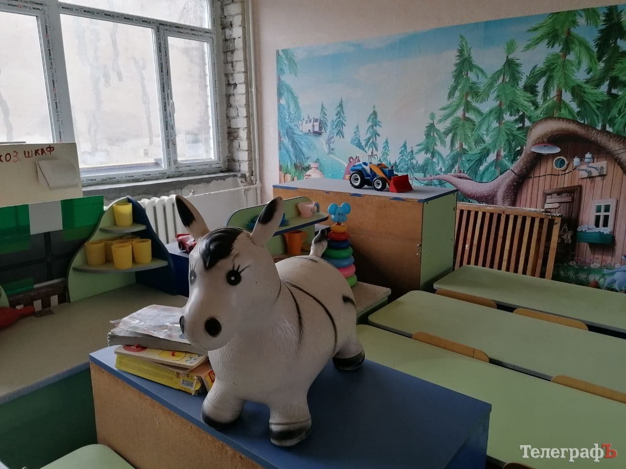 Конячка з весни чекає дітей у зачиненому дитсадку №18