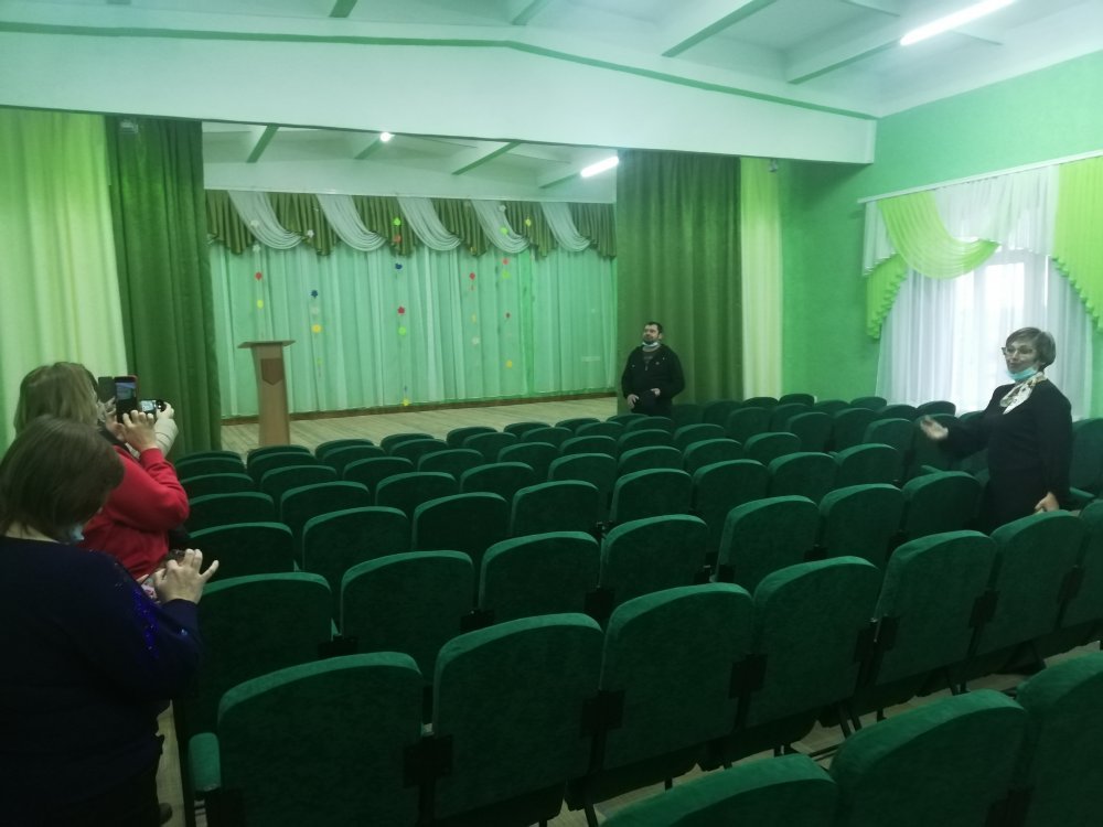 Актова зала школи, з якої видна лінія фронту