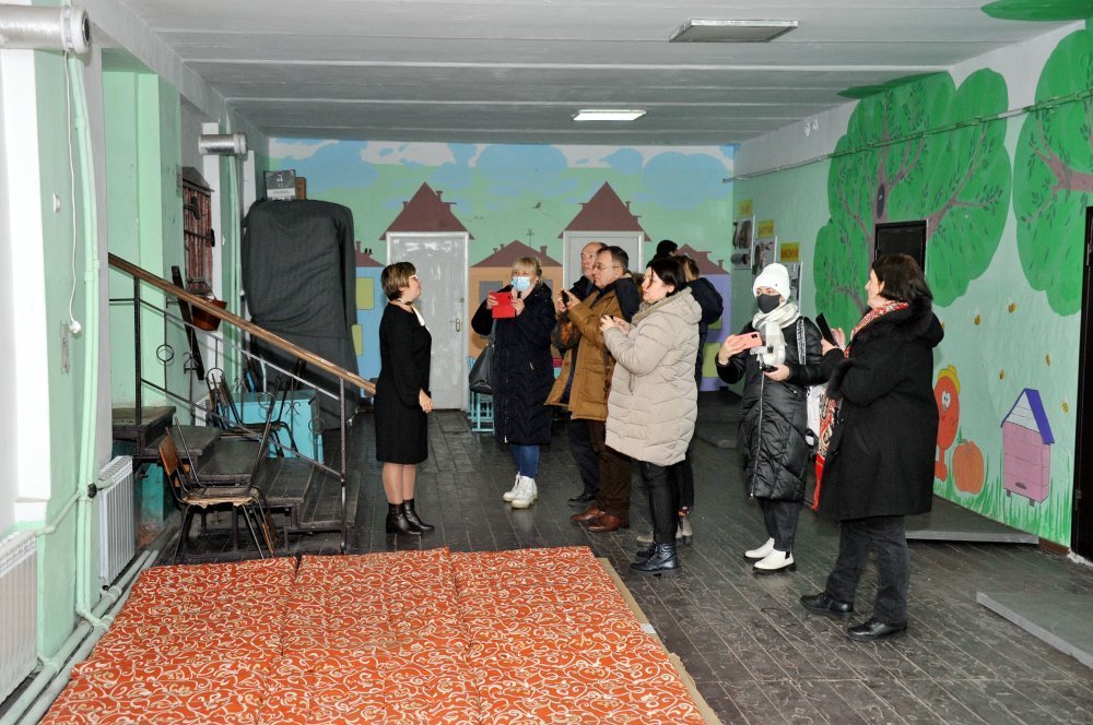 Стіни шкільного бомбосховища з яскравими малюнками