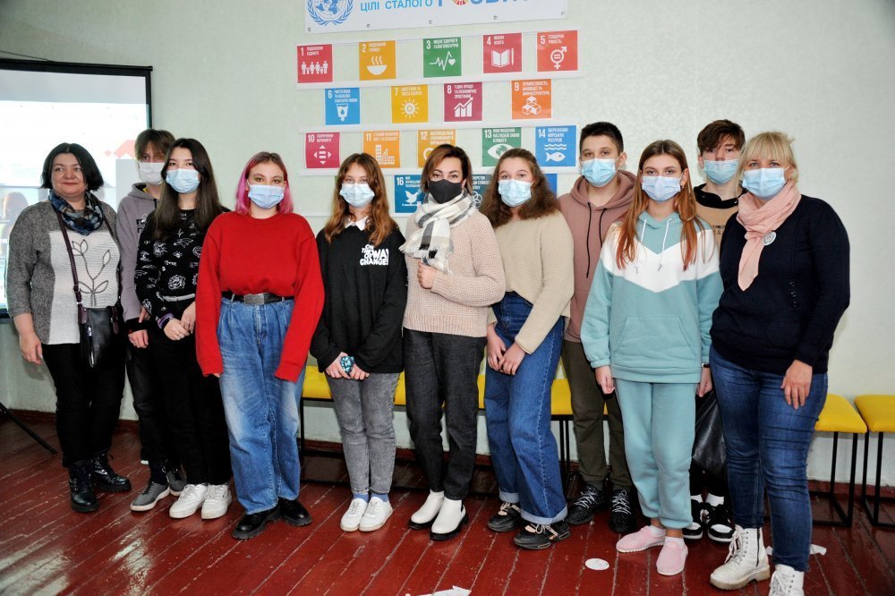 Спільне фото старшокласників після спілкування з журналістами