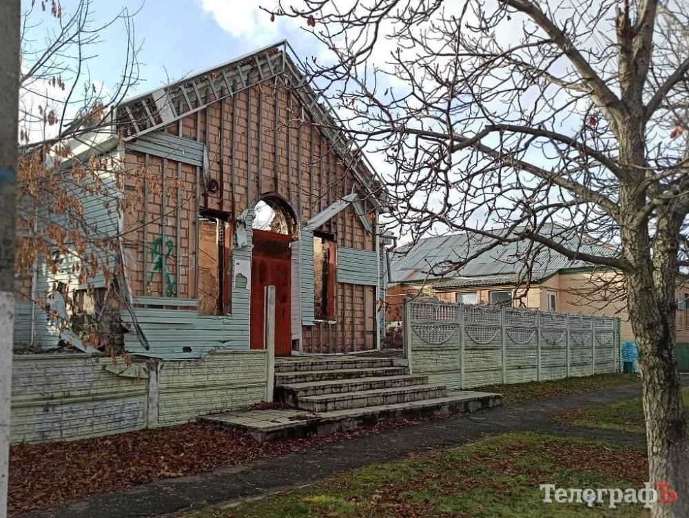 Колишній меблевий магазин у Станіці Луганській. Наслідки обстрілів 2014 року