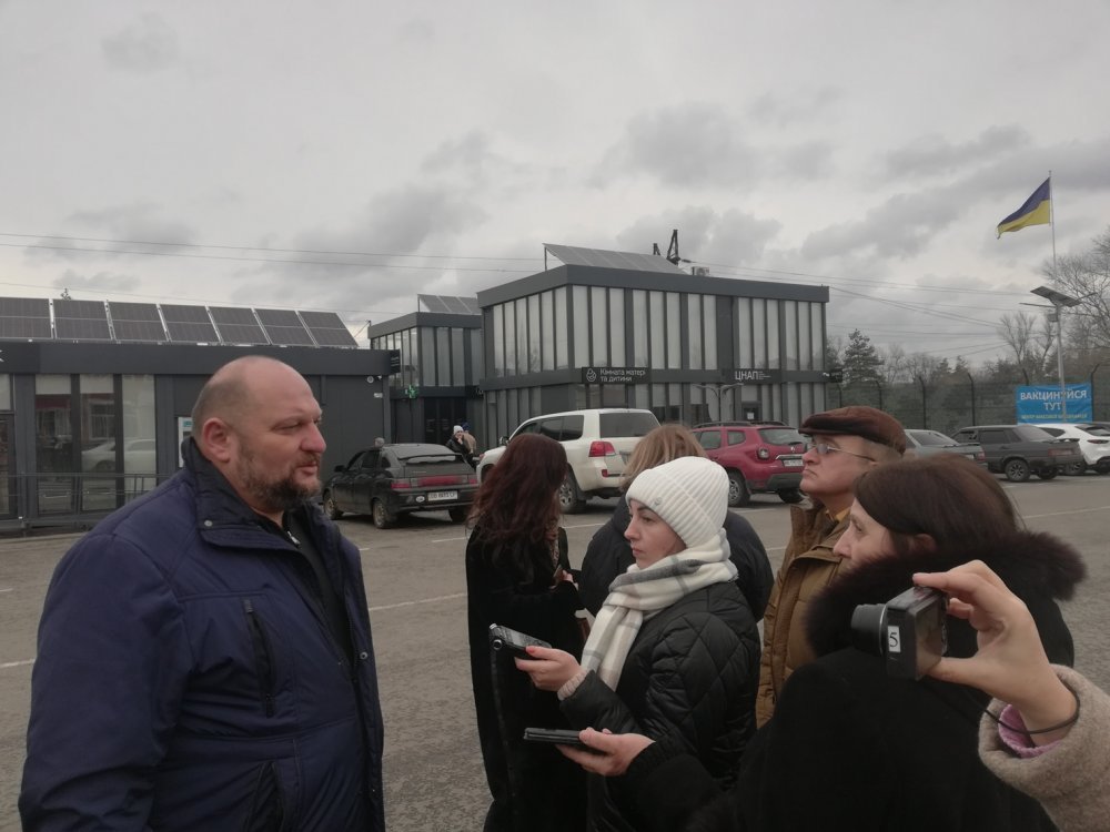 Сервісна зона КПВВ «Щастя» наразі обслуговуває лише місцевих жителів - рух через пункт пропуску заблокований бойовиками