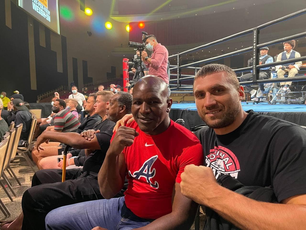 Віктор Вихрист поряд з легендою світового боксу Евандером Голіфілдом - абсолютним чемпіоном світу в крузервейті і єдиним в історії профі-боксу чотириразовим чемпіоном світу у хевівейті