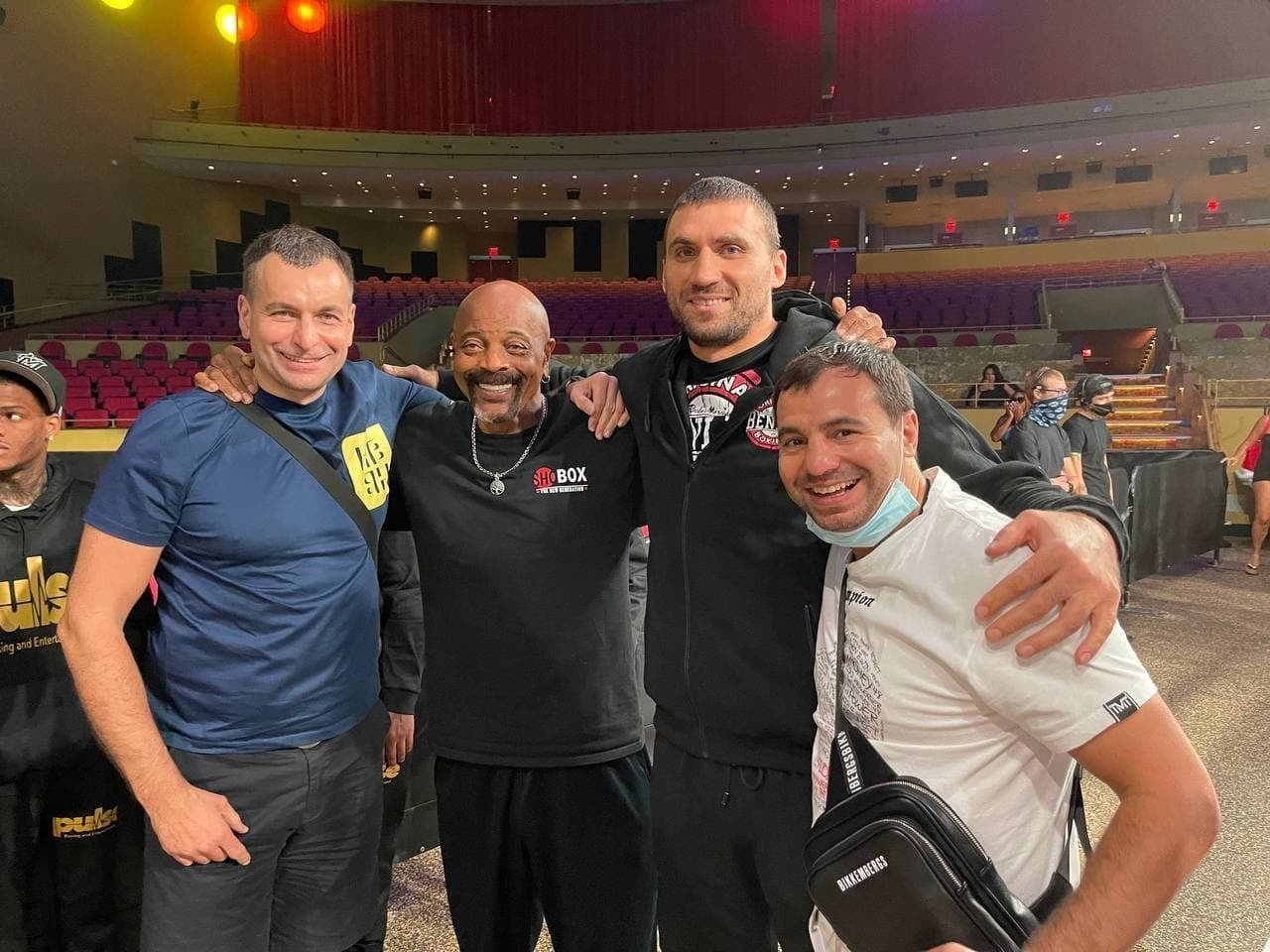 Відомий американський тренер Стейсі Маккінлі в компанії з українським проспектом надважкої ваги Віктором Вихристом а також із менеджерами Вихриста Андрієм Котельником і Петром Мисишиним. Цікаво, що Стейсі Маккінлі, відомий за роботою з такими зірками світового боксу, як Майк Тайсон, Рікардо Майорка, Рей Мерсер, Шеннон Бріггс та інші