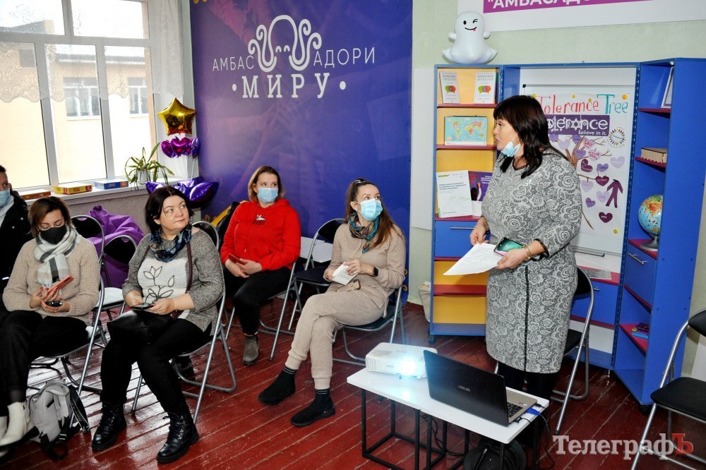 «Амбасадорка миру» у Верхньоторецькому Олеся Зелена розповідає журналістам про реалізовані у селищі проєкти