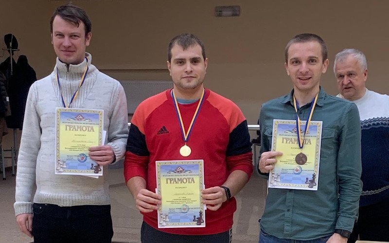 Переможець мг Мірзоєв Е. та призери мг Кислинський О. , мс Зазуляк А бліц-турніру-С XII МеморіалуВ.Т.Грохотова-2022