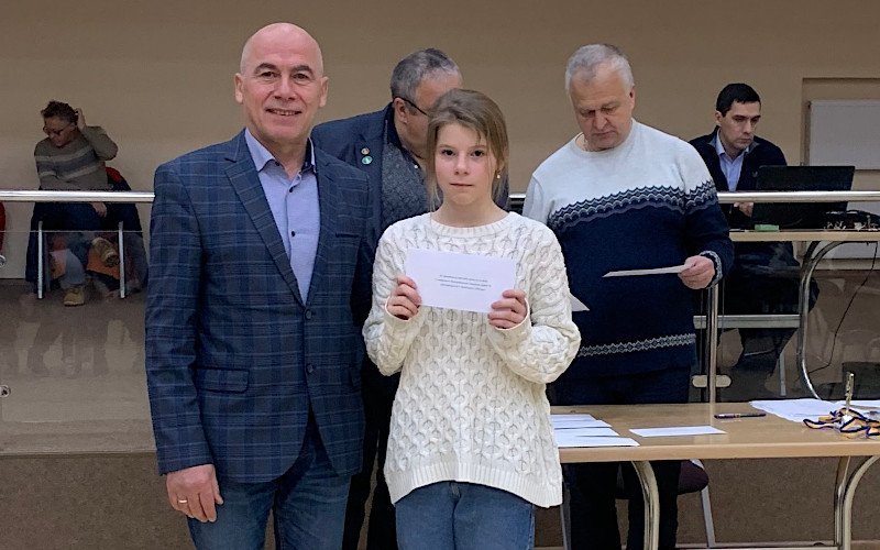 Нагородження Романченко Аліси (Полтавська обл.) за кращий результат серед дівчат у турнірі-B XII Меморіала В.Т.Грохотова -2022