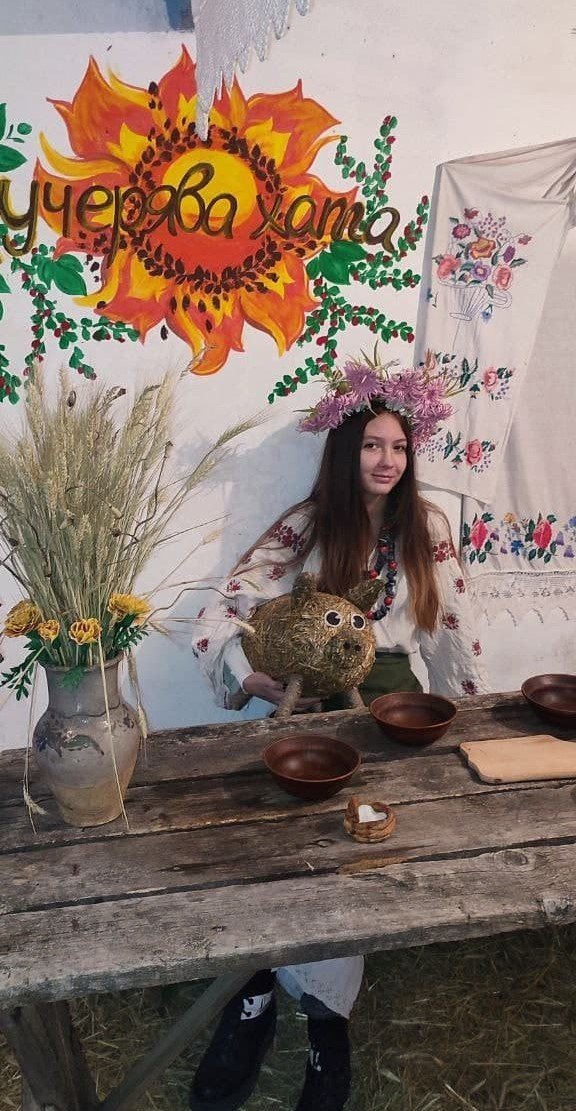 Валентина приміряє одяг у етнохаті