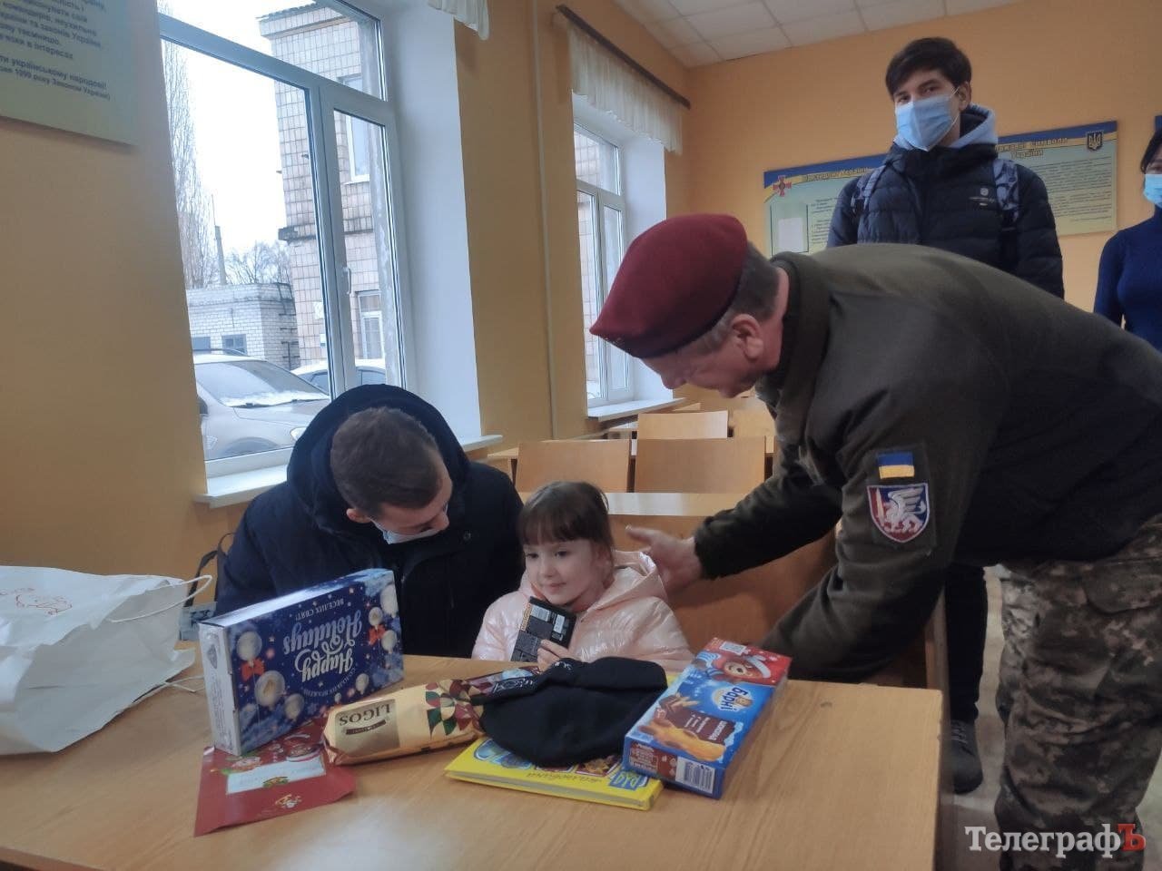 Маленька Мілана отримує шоколадку з рук солдата 81 окремої аеромобільної бригади