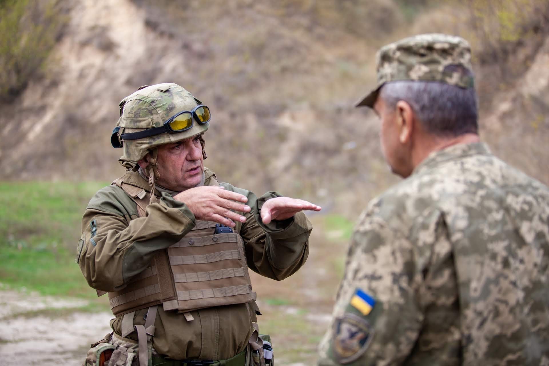 Комбат Вадим Проценко ставить завдання на заняттях з вогневої підготовки