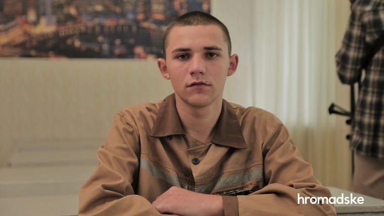 Орест — засуджений за нанесення групою осіб тяжких тілесних ушкоджень однолітку, що спричинило смерть останнього. Його засудили до семи років позбавлення волі