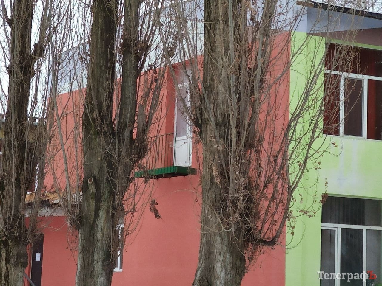 А ось тут не вистачає елементу перил на балконі.