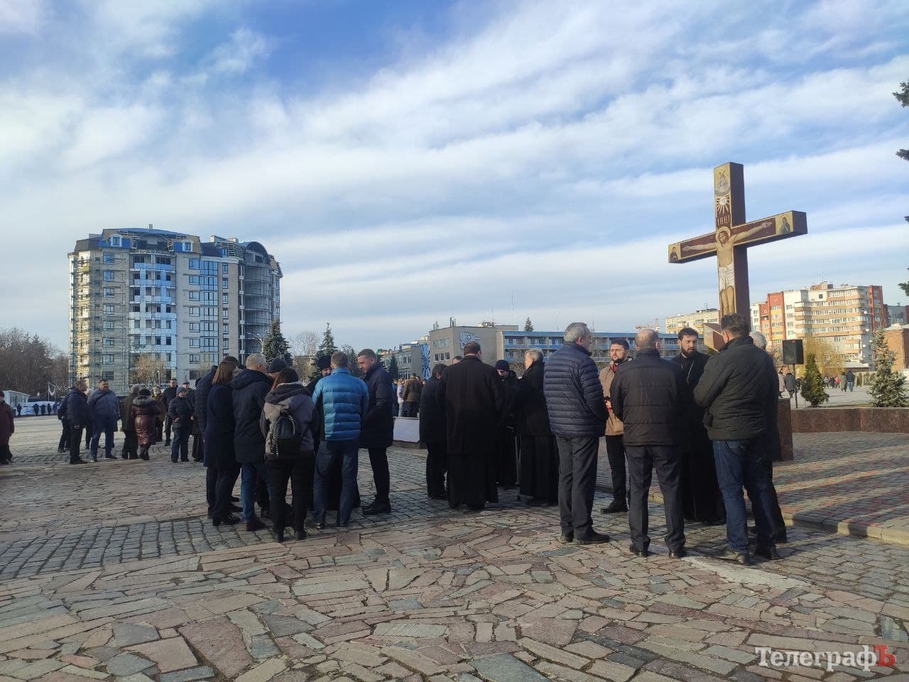На фото Микола Корецький та Володимир Макогон поруч з міським головою Кременчука Віталієм Малецьким